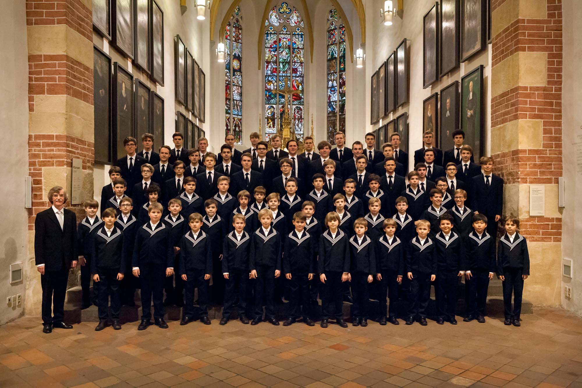 A picture of the Thomanerchor in the Thomas Kirche, with the previous Thomaskantor, Gotthold Schwarz, appointed in 2016. On September 11, 2021, the new Thomaskantor, Andreas Reize, was appointed.
